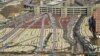 صدها هزار زائر از سراسر جهان در مسیرهای مشخص در حال حرکت به سمت منا در حومه شهر مکه، برای برگزاری رمی جمرات هستند - ۲ مهر ۱۳۹۴