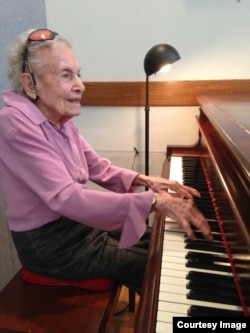 Marianne Arden, 101, performs at a community center near her Chevy Chase, Maryland, home. (J. Taboh/VOA)