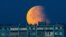 Gerhana bulan parsial terlihat di atas bangunan apartemen di kota Moskow, Rusia. (Reuters)&nbsp;