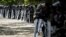 Fuerzas de la Guardia Nacional de México custodian la ribera del río en Ciudad Hidalgo, el 21 de enero de 2020, para impedir el paso de una caravana de migrantes centroamericanos.