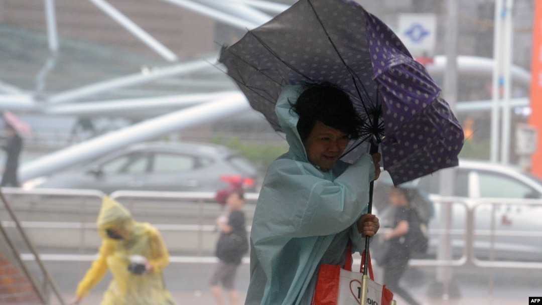 Angin yang dibawa oleh topan Dujuan saat melanda pusat kota Taipei, Taiwan (28/9).