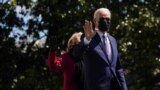 Presiden AS Joe Biden dan ibu negara Jill Biden melambai saat mereka meninggalkan Gedung Putih menuju Camp David, di Washington, AS pada 2 April 2021. (Foto: REUTERS/Erin Scott)