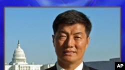 Dadweyne isugu soo baxay banaanka Isbitaalka Mediclinic ee Pretoria oo lagu daweynayo madaxweynihii hore ee dalka Koofur Afrika Nelson Mandela iyagoo rajeynaya inuu caafimaado, June 27, 2013.