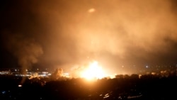 Kobaran api membubung dari lokasi serangan udara Israel di Dahiyeh, Beirut, Lebanon, 4 Oktober 2024 (Foto: Hussein Malla/AP Photo)