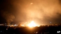 Kobaran api membubung dari lokasi serangan udara Israel di Dahiyeh, Beirut, Lebanon, 4 Oktober 2024 (Foto: Hussein Malla/AP Photo)