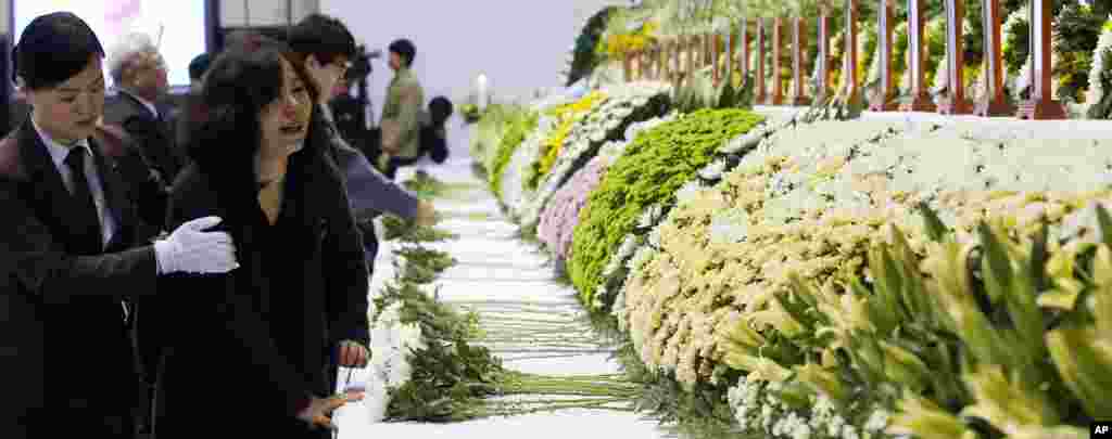 A mourner weeps as she pays tribute to the victims of the sunken ferry Sewol, at a gymnasium in Ansan, South Korea, April 23, 2014. 