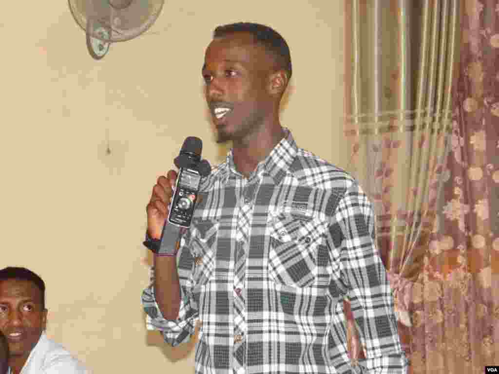 Laanta Af-Soomaaliga ee VOA oo "Kulan Dadweyne" oo looga hadlayo Dhalinyarada iyo Tahriibka ku qabatay magaalda Hargeysa, June 14, 2013.