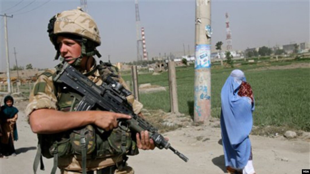 Tentara NATO sedang berpatroli di jalanan sebuah kota di Afghanistan (foto: dok).