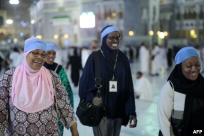 Jemaah haji dari Amerika Serikat, Zainab Nasir (kiri), Shahidah Sharif, Jamila Rashid (kedua dari kiri), dan seorang teman berjalan di Masjidil Haram sebelum mengelilingi Ka`bah untuk menjalankan ibadah haji, 21 September 2015. (Foto: AP)