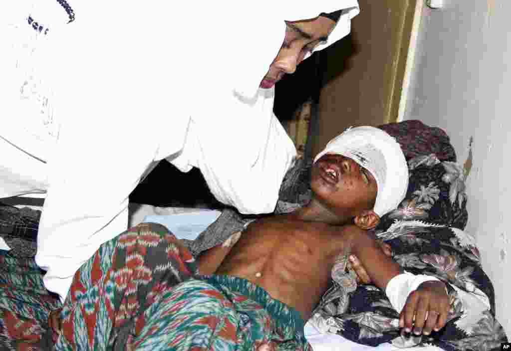 Un médecin soigne un enfant blessé lors du double attentat à Mogadiscio, Somalie, 26 février 2016.