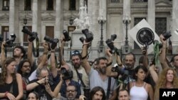 Fotoperiodistas miembros de ARGRA (Asociación Argentina de Fotoperiodistas) realizan un "camarazo" frente al Congreso en Buenos Aires el 22 de febrero de 2019.