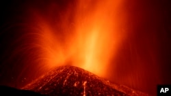 ARCHIVO - Ríos de lava descienden del volcán de La Palma, en las Islas Canarias, el 23 de septiembre de 2021.