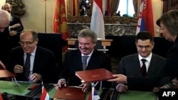 Ministri spoljnih poslova Crne Gore, Milan Roćen (levo), Luksemburga, Žan Aselborn i Srbije, Vuk Jeremić potpisuju Protokol o saradnji Luksemburga, Srbije i Crne Gore o transferu sistema Beleks Fiks, 21. decembar 2010.