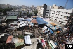 Arhiva - Pogled iz vazduha na krug bolnice Al-Šifa u gradu Gaza 7. novembra 2023, tokom rata Izraela protiv palestinskih militanata Hamasa.