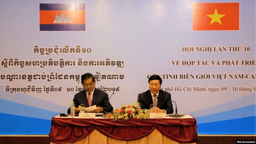 រូបឯកសារ៖ លោកឧបនាយករដ្ឋមន្ត្រី ស ខេង និងរដ្ឋមន្ត្រីការបរទេសវៀតណាម Pham Binh Minh កាលពីឆ្នាំ២០១៩។