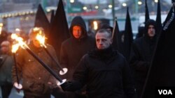 Miles de personas hicieron una cadena humana para evitar la marcha de los manifestantes quienes acusan a EE.UU. e Inglaterra de haber destruido sin motivos la ciudad durante la II Guerra Mundial.