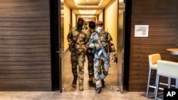 Des soldats de la junte traversent un hôtel lors d'une réunion avec des représentants de haut niveau de la Cédéao, à Conakry, en Guinée, le 17 septembre 2021.