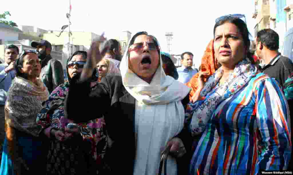 رینجرز کے چھاپے اور اس کے بعد یہاں ایم کیو ایم کے کارکنوں کی ایک بڑی تعداد نے احتجاج کیا۔