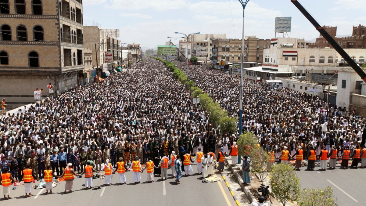 Tens of Thousands of Yemeni Houthis Protest in Sanaa