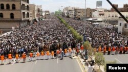 Followers of the Shi'ite Houthi group pray during a rally to denounce fuel price hikes and to demand for the resignation of the government in Sanaa, Yemen, Aug. 22, 2014. 