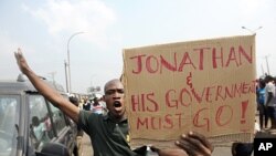 "Jonathan et son gouvernement doivent s'en aller," crie ce manifestant à Lagos (11 jan. 2012)