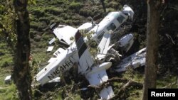 Restos de la avioneta en que viajaban miembros de la producción de la película "Mena", en San Pedro de los Milagros, cerca de Medellín, Colombia.