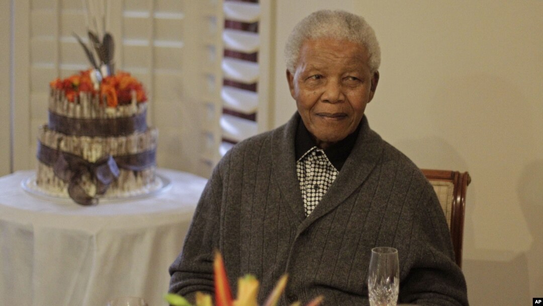 Mantan Presiden Afrika Selatan Nelson Mandela saat merayakan ulang tahunnya Juli 2012. (Foto: Dok)