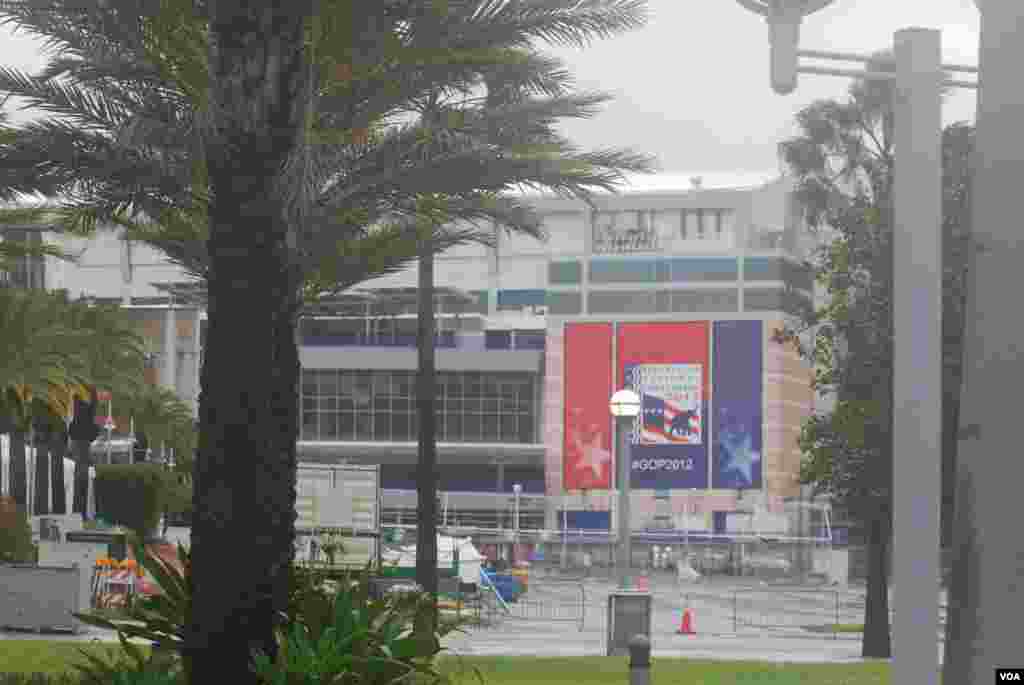Cuaca mendung dan hujan pada Senin (27/8), saat tempat berlangsungnya konvensi di Tampa, Florida, tampak sepi, hanya berisikan media dan petugas keamanan. (J. Featherly/VOA)