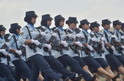 Tentara TNI-AU perempuan saat berparade di pangkalan udara Halim Perdanakusuma di Jakarta, 9 April 2018. (Foto: Adek Berry/AFP)