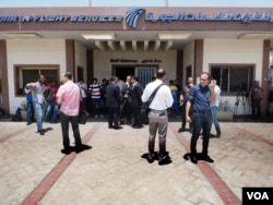 Relatives of EgyptAir Flight A320 arrive at airport after hearing news of crash in Cairo, May 19, 2016. (Photo: Hamada Elrasam for VOA)