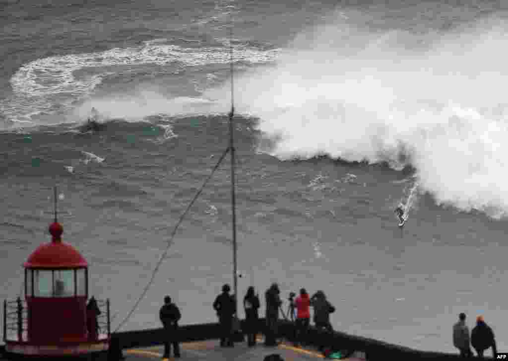 Vận động viên Carlos Burle người Brazil lướt sóng ở Nazare, miền trung Bồ Đào Nha.