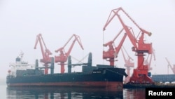 资料照片：一艘装载原油的外国油轮在中国青岛港卸货。山东聚集了大量中国民营“地炼”企业，这些炼厂长期加工高硫、重质原油。(2019年4月21日)