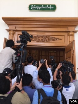 Media sramble for the shot of the historic session opening of Myanmar's lower house, March 10, 2016. (S. Herman/VOA)