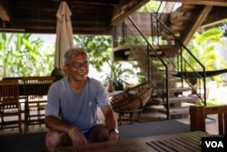 Ung Dararothmony, 60, a resident in 100 Houses residential area gives an interview to VOA Khmer on August 29, 2017, in Phnom Penh, Cambodia. He bought the houses in this area out of love and respect for Vann Molyvann's work. (Nov Povleakhena/VOA Khmer)