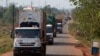 Un convoi de camions transportant de la nourriture du PAM qui a été bloqué à la frontière entre le Cameroun et la RCA plusieurs jours en raison de
l'insécurité sectaire sur la route, s'approche du nord de Bangui la capitale.