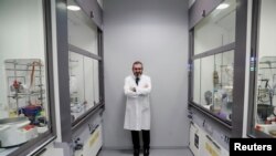 El doctor Pablo Avilés, gerente de Preclínica de PharmaMar, posa en los laboratorios en Colmenar Viejo, España, el 26 de enero de 2021.