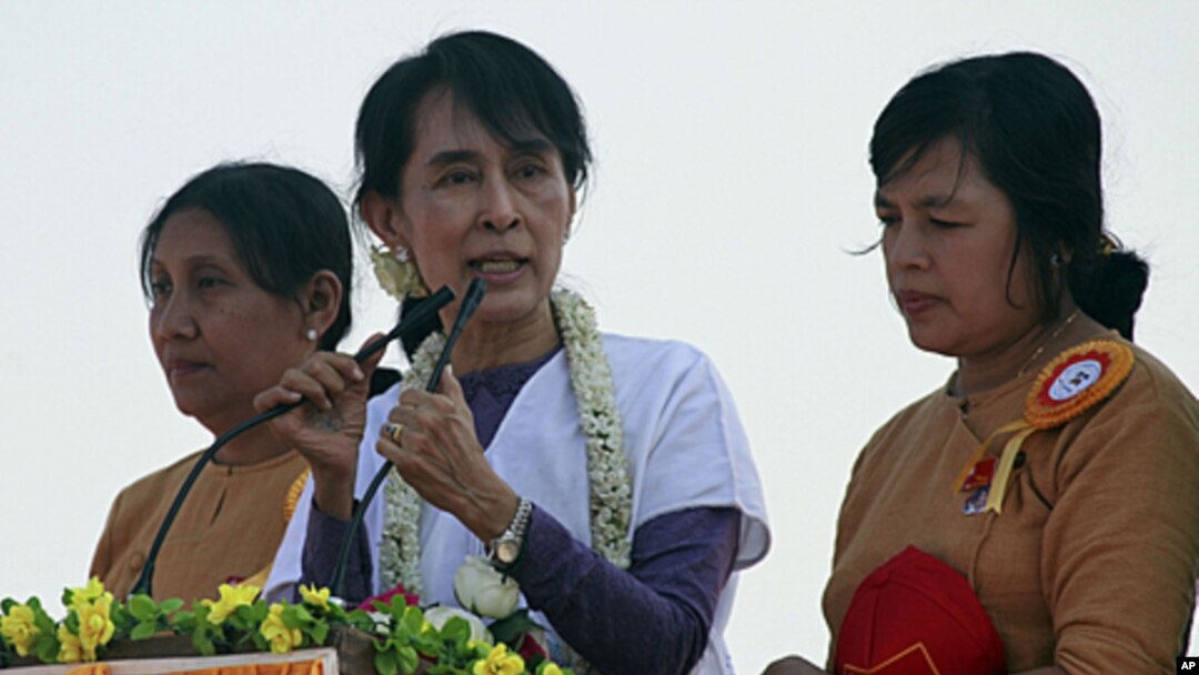 Burmese pro-democracy icon Aung San Suu Kyi, center, speaks to supporters at Kaw-Hmu constituency for election campaign, in Rangoon, Burma, February 11, 2012.