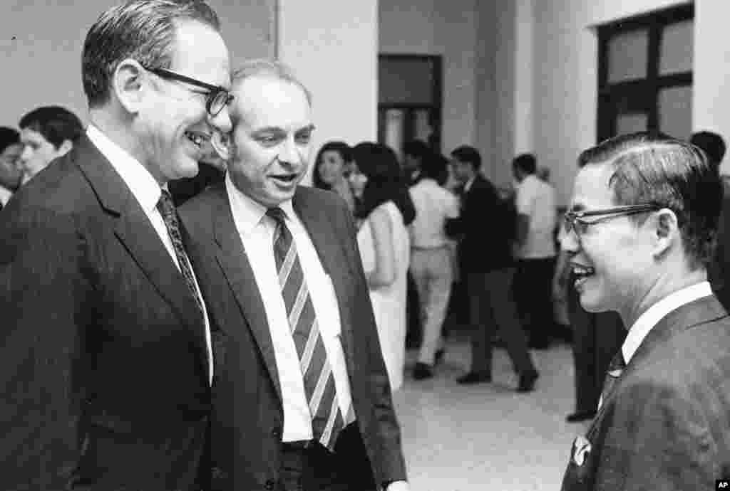 老照片回顾：美国之音中文广播70年