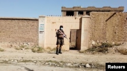 Боевик Талибана у входа в убежище ИГ, Кабул, 4 октября 2021 г. 