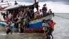 Los lugareños evacuan a los refugiados rohingya de un barco en una costa del norte de Aceh, Indonesia, el 25 de junio de 2020 en esta foto tomada por Antara Foto. Antara Foto / Rahmad / via REUTERS 