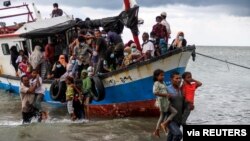 Los lugareños evacuan a los refugiados rohingya de un barco en una costa del norte de Aceh, Indonesia, el 25 de junio de 2020 en esta foto tomada por Antara Foto. Antara Foto / Rahmad / via REUTERS 