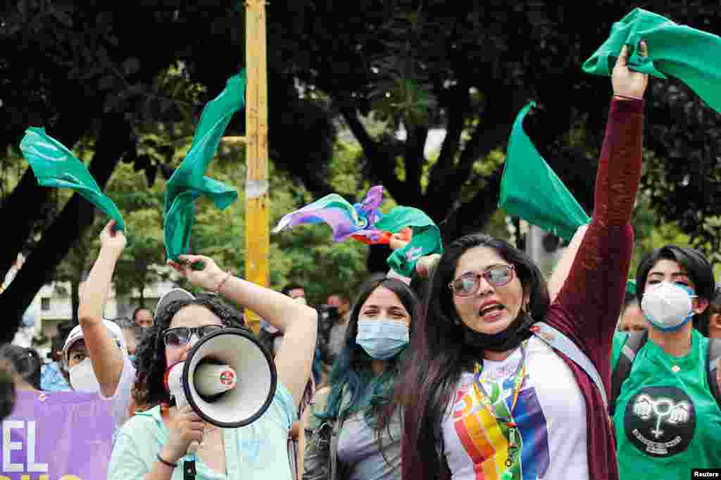 Para aktivis perempuan mengangkat saputangan hijau selama aksi demonstrasi menuntut legalisasi aborsi di dekat Gedung Kongres di Tegucigalpa, Honduras 25 Januari 2021. (Foto: Reuters)