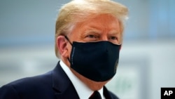 El presidente Donald Trump, que evitó durante meses el uso de mascarilla, ha empezado a emplearlas en público ante el creciente impacto de la pandemia en el país.