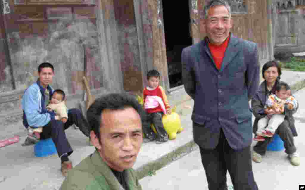 乌江边的村民跟记者交谈