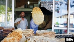 یک نانوایی در ایران - آرشیو
