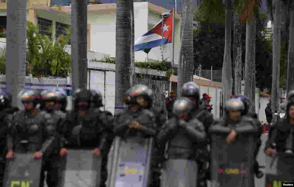 Manifestantes antigubernamentales protestan en las calles de Venezuela por segunda semana consecutiva contra las restricciones del gobierno de Nicolás Maduro.