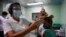 Một nữ y tá chuẩn bị tiêm vaccine Abdala chống COVID-19 tại Cienfuegos, Cuba, ngày 30/5/2021. 