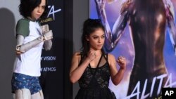 Rosa Salazar, salah satu pemeran dalam "Alita: Battle Angel" tiba untuk menghadiri pemutaran perdana film tersebut di Los Angeles, 5 Februari 2019.