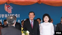 លោកនាយករដ្ឋមន្ត្រី ហ៊ុន សែន និងភរិយាគឺលោកស្រី ប៊ុនរ៉ានី ហ៊ុនសែន ត្រៀមទទួលបាច់ផ្កាពីតំណាងស្ថានទូតចិនប្រចាំកម្ពុជា នៅក្នុងឱកាសរំលឹកខួបថ្ងៃ៧មករា⁣ ដែលជាថ្ងៃដែលប្រទេសកម្ពុជាត្រូវបានរំដោះចេញពីរបបប្រល័យពូជសាសន៍ខ្មែរក្រហម។