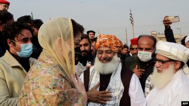 حزبِ اختلاف کی جماعتیں کہتی ہیں کہ وہ اُن کی تحریک کا مقصد اسٹیبلشمنٹ کا سیاست سے کردار ختم کرنا ہے۔